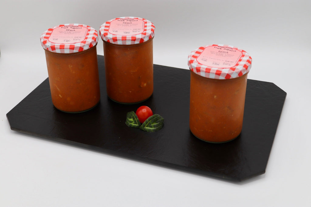 gemischter Gulasch im Glas